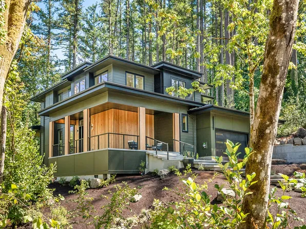 9630 SW Spring Crest Dr, Portland, OR 97225