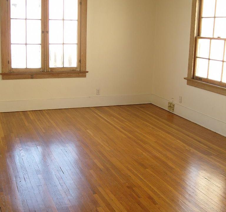 5332 1/2- living room