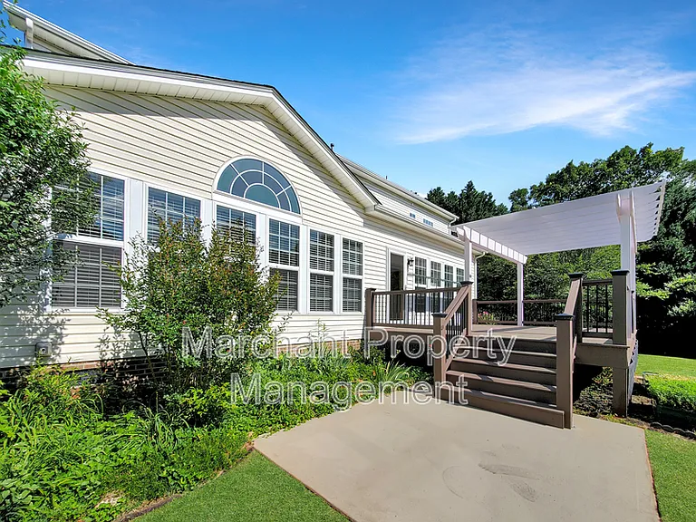 15 Silverthorn Ct — Photo 52