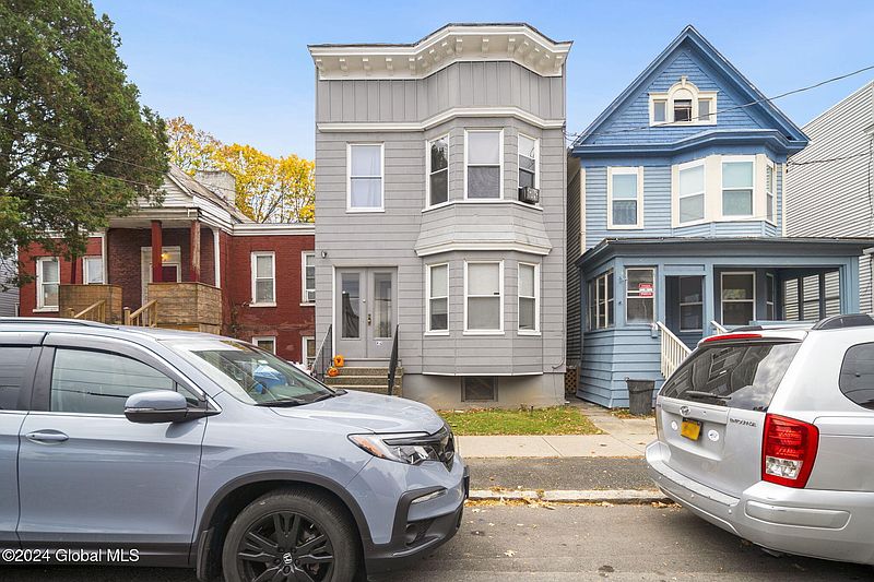 2nd image of 456 Yates Street