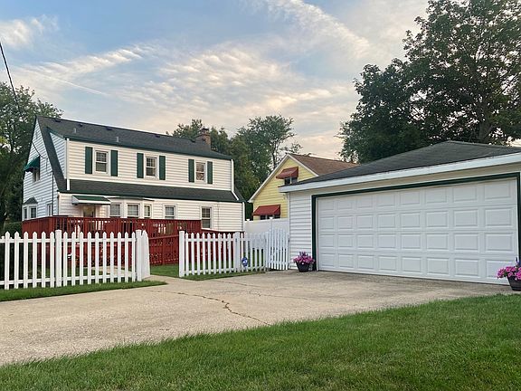 2nd image of 984 Woodlawn Ave