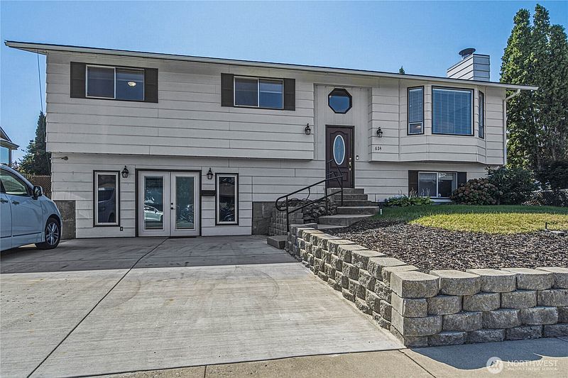 3rd image of 624 Sheri Court