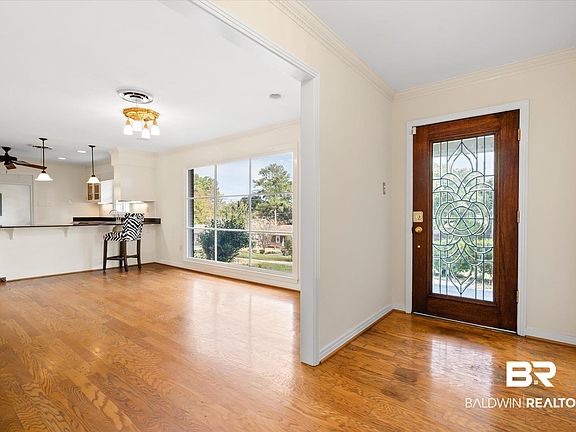 3rd image of 3807 Hillcrest Ln