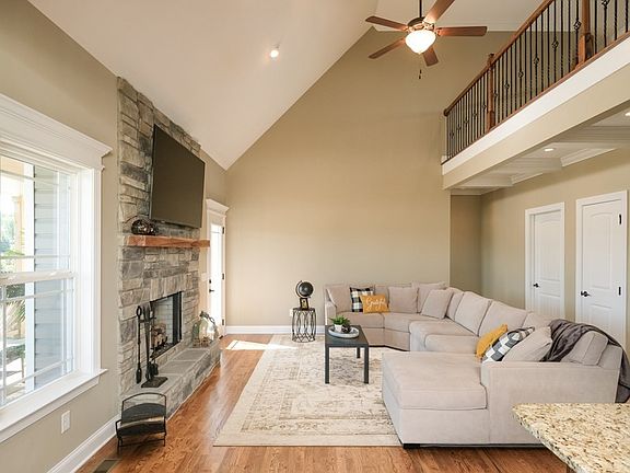 4th image of 224 Reserve Dr NW