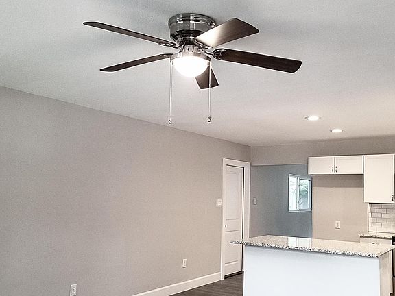 3rd image of 1028 Harris Dr