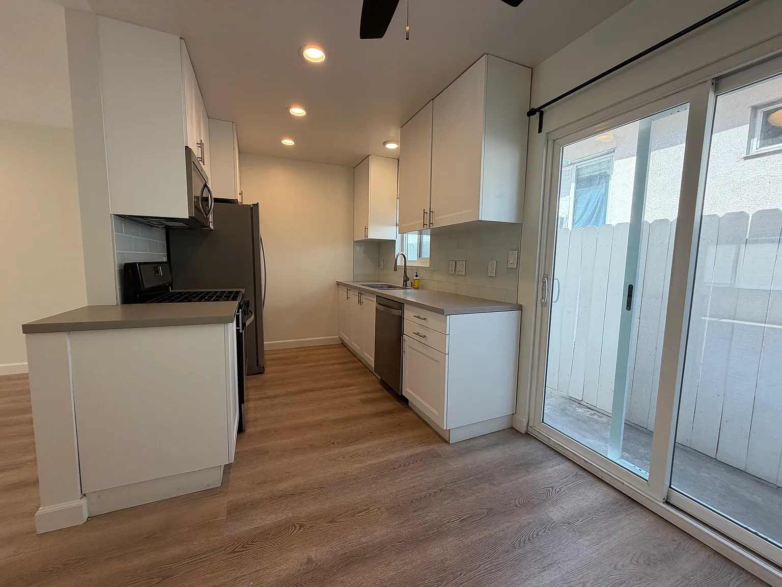 3 bed, 1200 sqft, $4,295 — Photo 4