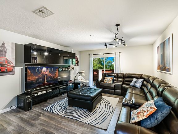 4th image of 216 Carina Cir