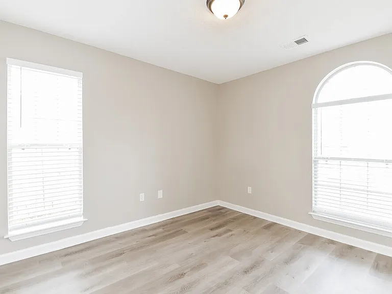 8169 Manhatten Dr — Photo 13
