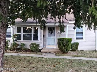 140 Parkway Dr, Freehold, NJ 07728