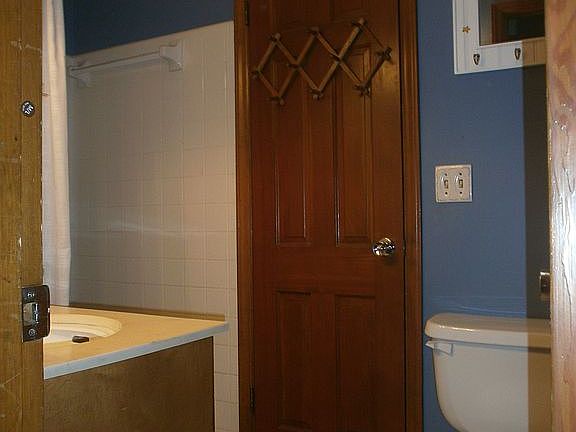 3rd Bathroom w/1 sink &bath