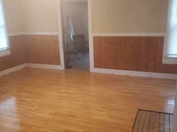 4th image of 107 S Wood Ln