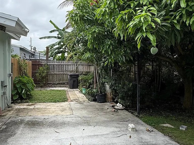 741 Roseland Dr — Photo 14
