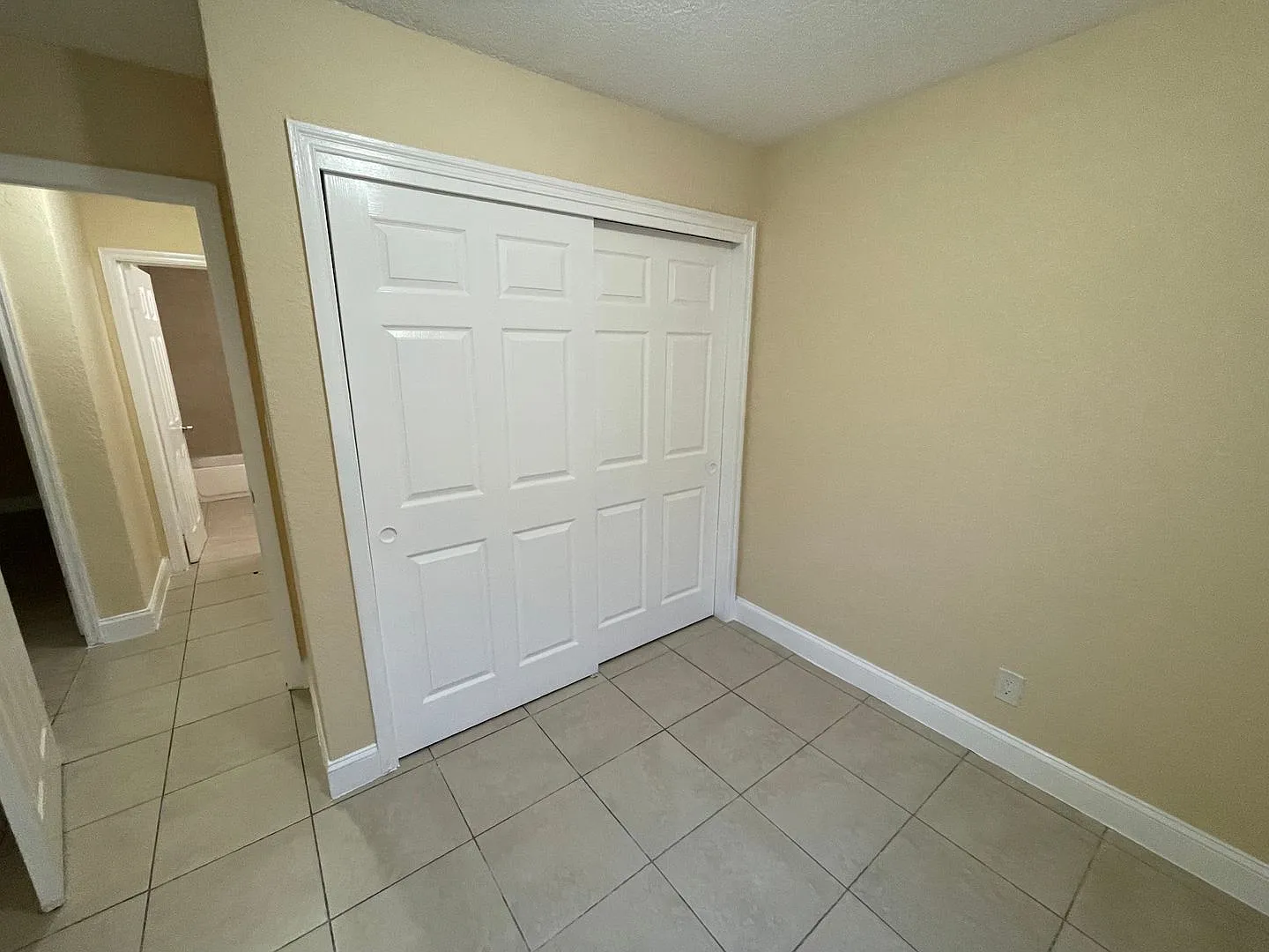 4/2 Home for rent, all tile floor, granite counter tops, new cabinetry, central ac. — Photo 4