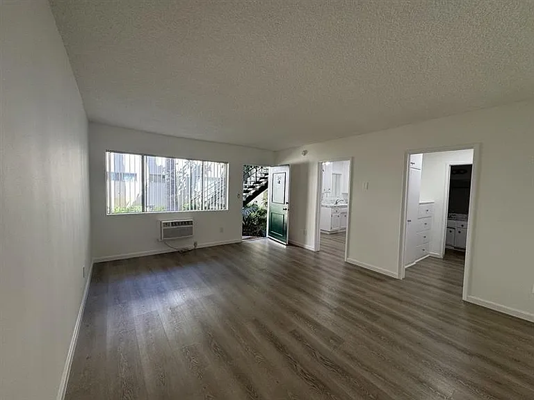 10520 Balboa Blvd — Photo 2