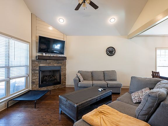 4th image of 3942 Glen Laurel Dr W