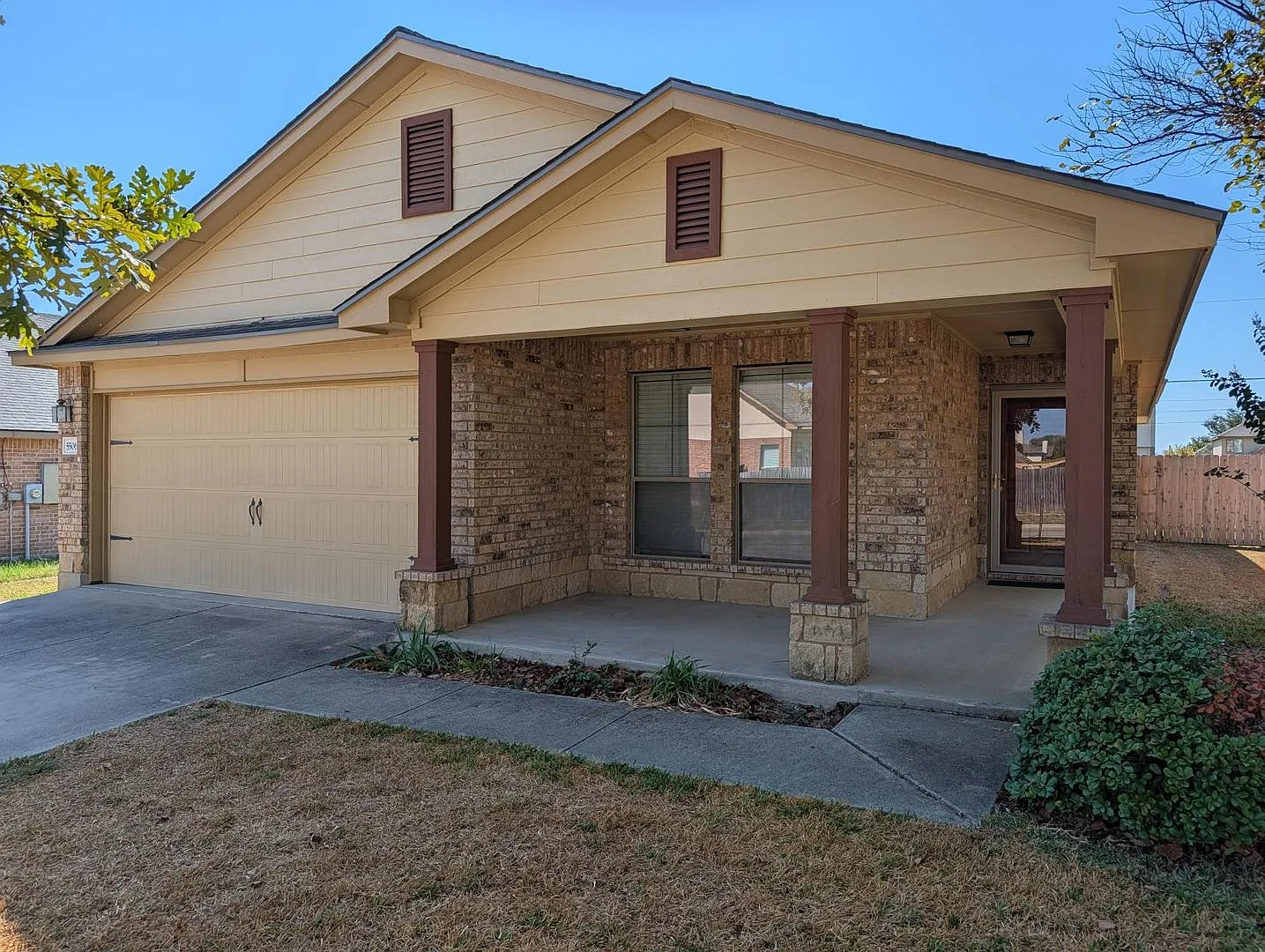 3 Bedrooms | 2 Bathrooms | New Flooring | Fresh Paint | Spanish Oaks — Photo 2