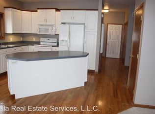 909 E 1st St, Pella, IA 50219