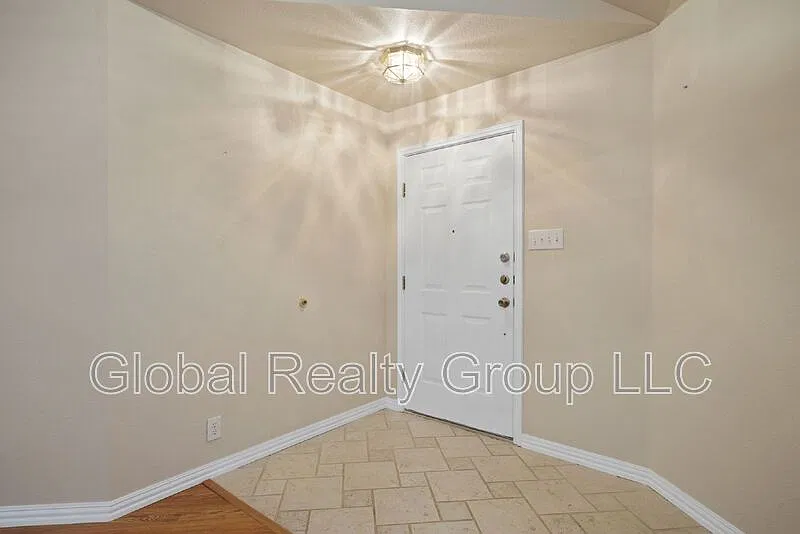 4 bed, 2.0 bath, 2301 sqft, $1,925 — Photo 4