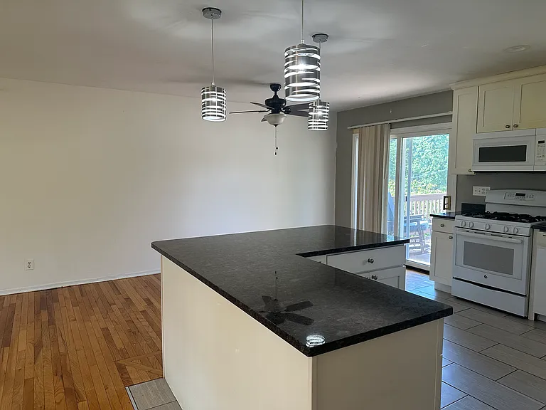 1079 Briarhurst Dr — Photo 13