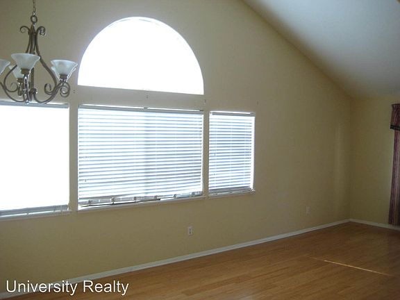 4th image of 25595 Huron St