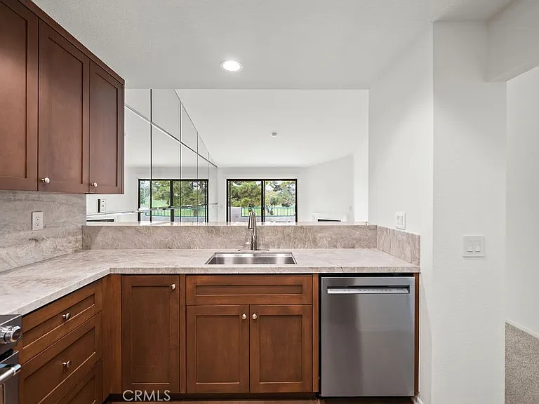 232 Villa Point Dr — Photo 5