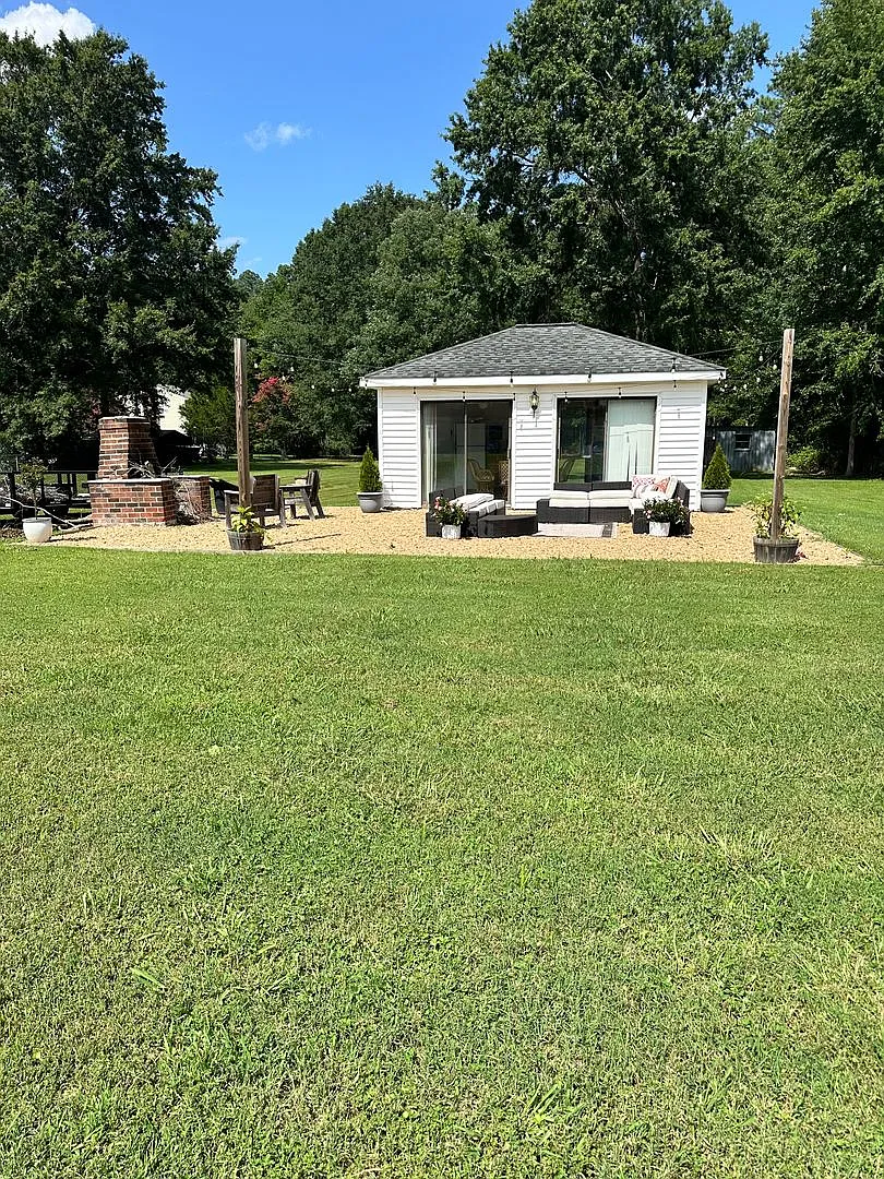 Beautiful brick rancher on over 1.5 acres — Photo 2