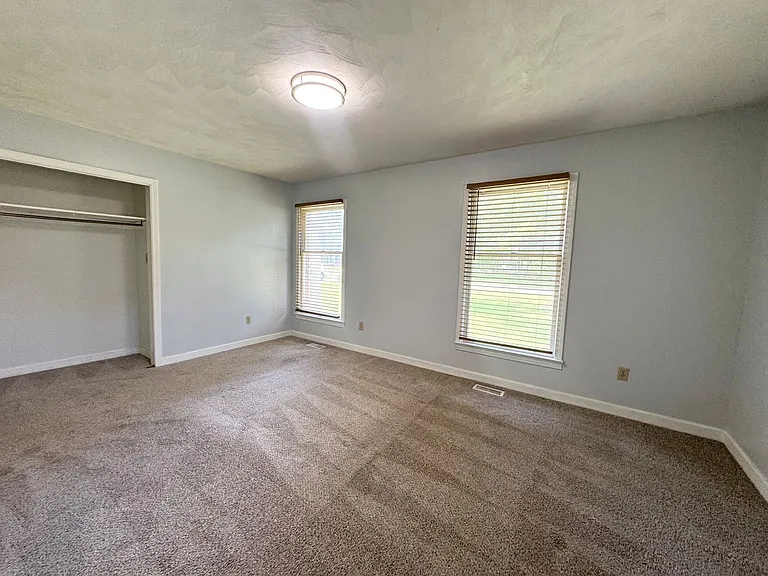 102 Hunters Trl W — Photo 15