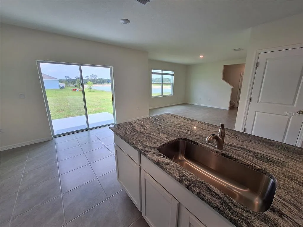 4 bed, 3.0 bath, 2371 sqft, $2,495 — Photo 3