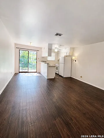 3 bed, 2.0 bath, 1981 sqft, $1,200 — Photo 2