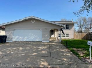 788 12th St W, Dickinson, ND 58601