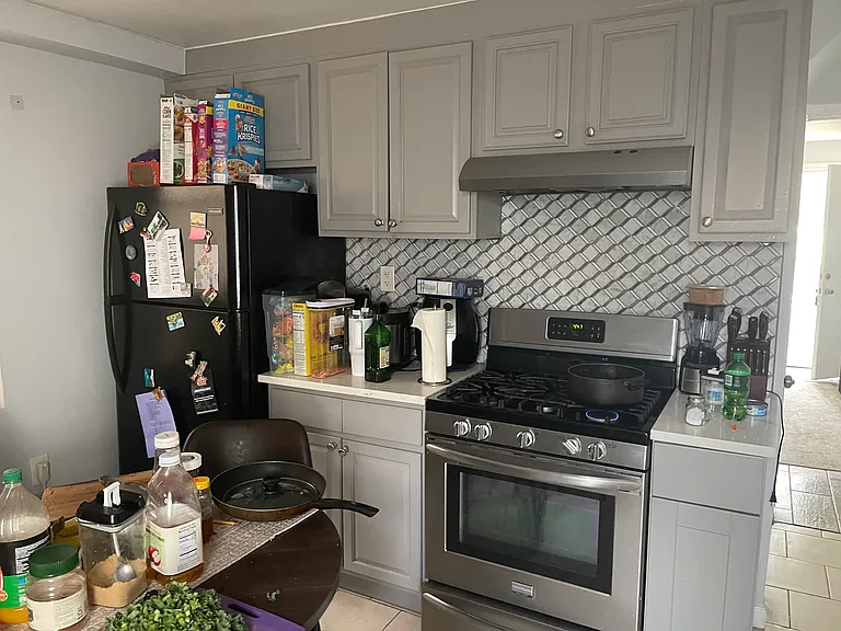 48 Dupont Pl #1 — Photo 2