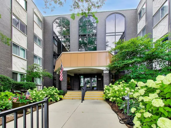 9529 Bronx Pl #213, Skokie, IL 60077