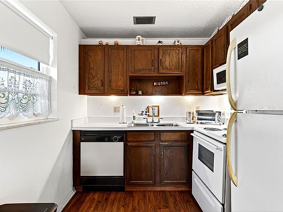 4th image of 108 Springlake Ct #203