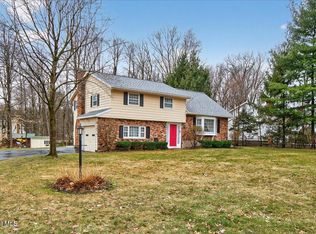 10 Denkers Dr, Ballston Lake, NY 12019