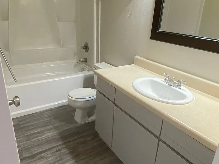 652 W Collins St — Photo 14