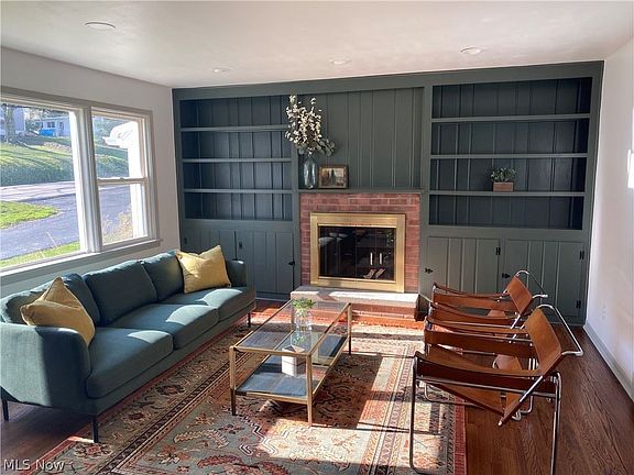 5th image of 305 E King St