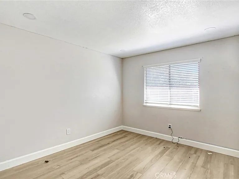 1142 W King St — Photo 6