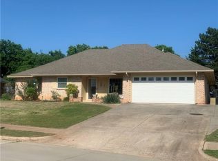 1520 Winding Creek Rd, Moore, OK 73160