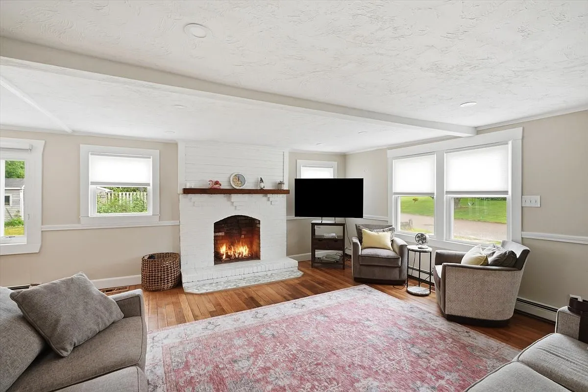 3 bed, 1504 sqft, $4,200 — Photo 3