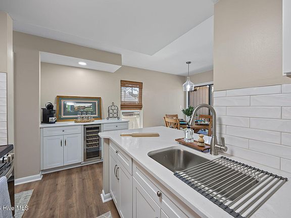 5th image of 10 Pine Tree Road # 209
