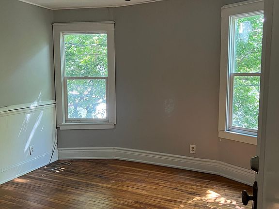 3rd image of 239 Oxford Ave
