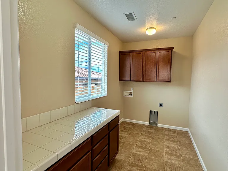 2827 Earthstone Dr — Photo 2