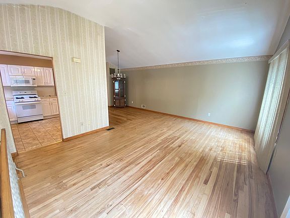 4th image of 373 Brookfield Ave #1