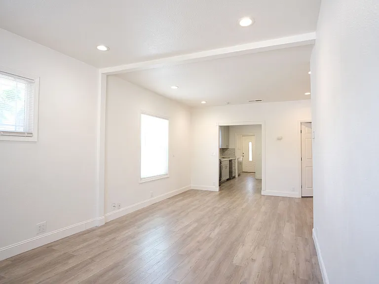 810 E Olive Ave — Photo 6