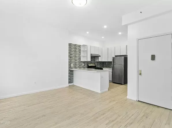 402 Franklin Avenue image 1 of 8