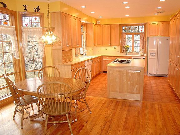 Large kitchen with breakfast nook, tons of cabs, walkin pantry