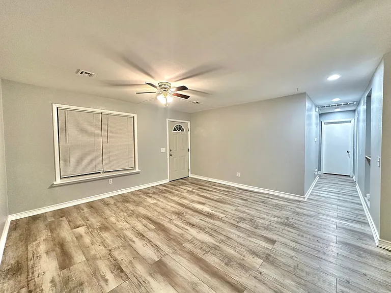 1604 Summit St — Photo 3