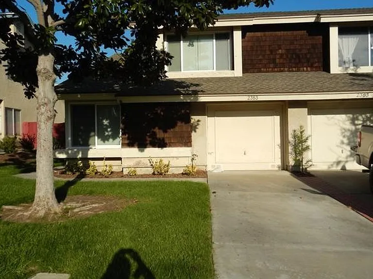 2353 Edenbridge Ln — Photo 2