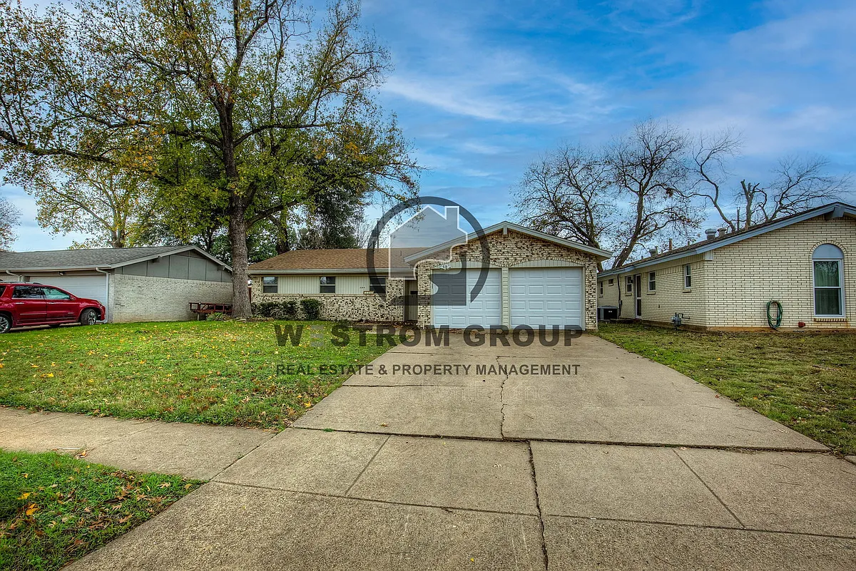 Building Photo - 2104 Meadow Gln