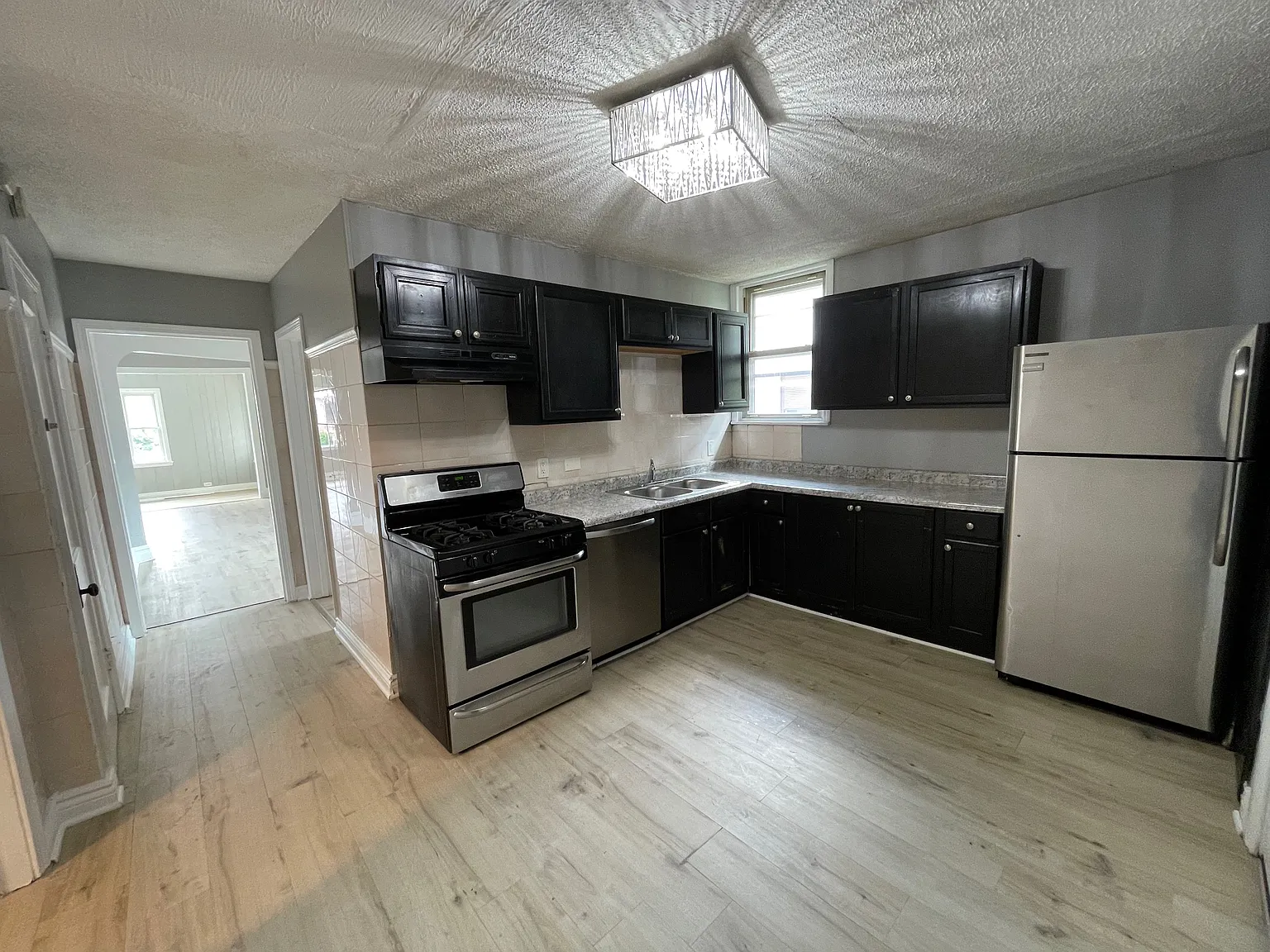 3 bed, 1.5 bath, 1400 sqft, $2,100 — Photo 3